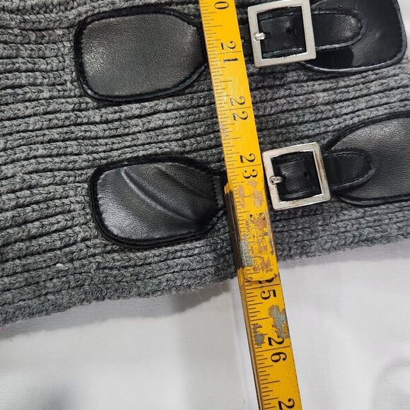 Moda International Sweater Woman’s Sz Small Wool Blend Gray Wrap Buckle
Lot F - Picture 4 of 9